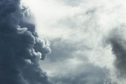Céu nublado com nuvens de tempestade (imagem ilustrativa)