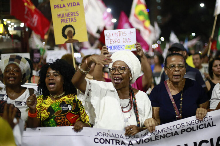Protesto contra a violência policial e o racismo no Brasil