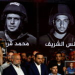 Funcionários da Al Jazeera homenageiam colegas mortos em Gaza, nos estúdios da emissora no Catar
