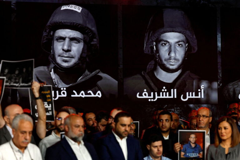 Funcionários da Al Jazeera homenageiam colegas mortos em Gaza, nos estúdios da emissora no Catar