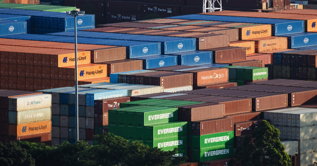 Containers empilhados em porto marítimo, ilustrando o comércio entre Estados Unidos e China