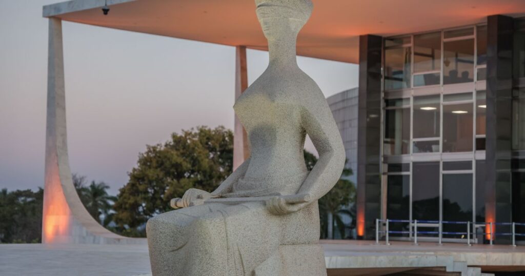 Estátua da Justiça em frente à fachada do Supremo Tribunal Federal (STF), em Brasília