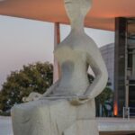 Estátua da Justiça em frente à fachada do Supremo Tribunal Federal (STF), em Brasília