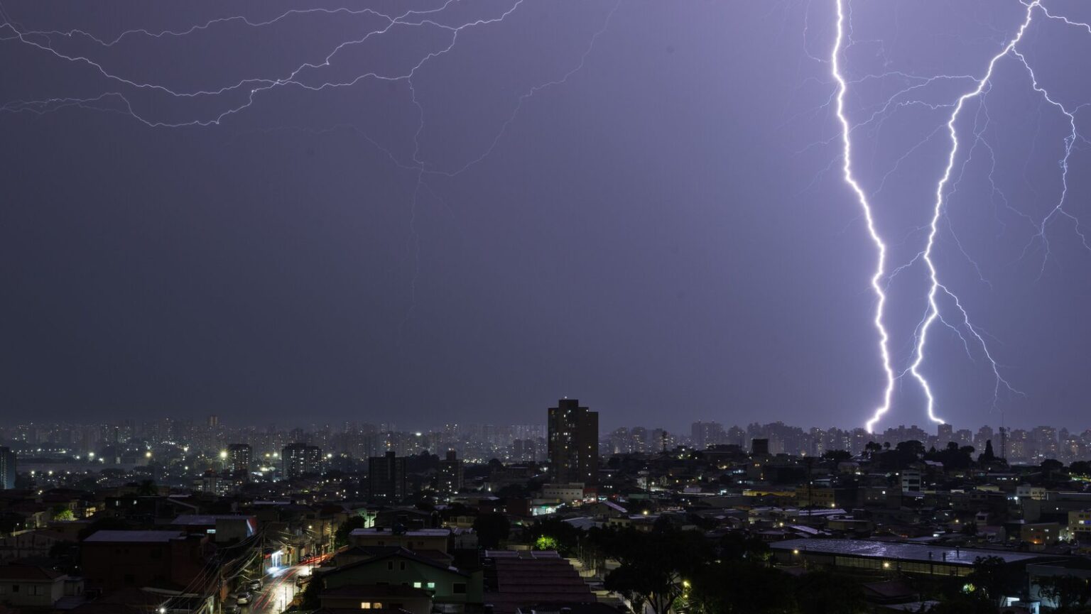 Raios durante forte chuva na Zona Sul da cidade de São Paulo