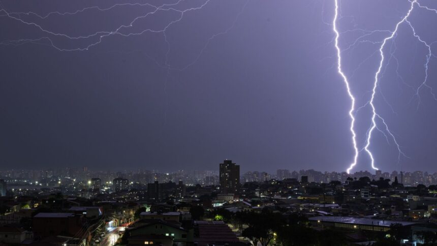 Raios durante forte chuva na Zona Sul da cidade de São Paulo