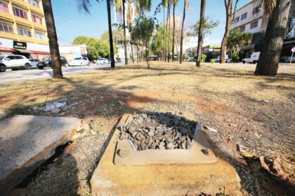 Postes art déco furtados e vandalizados no canteiro central da Avenida Goiás, em Goiânia
