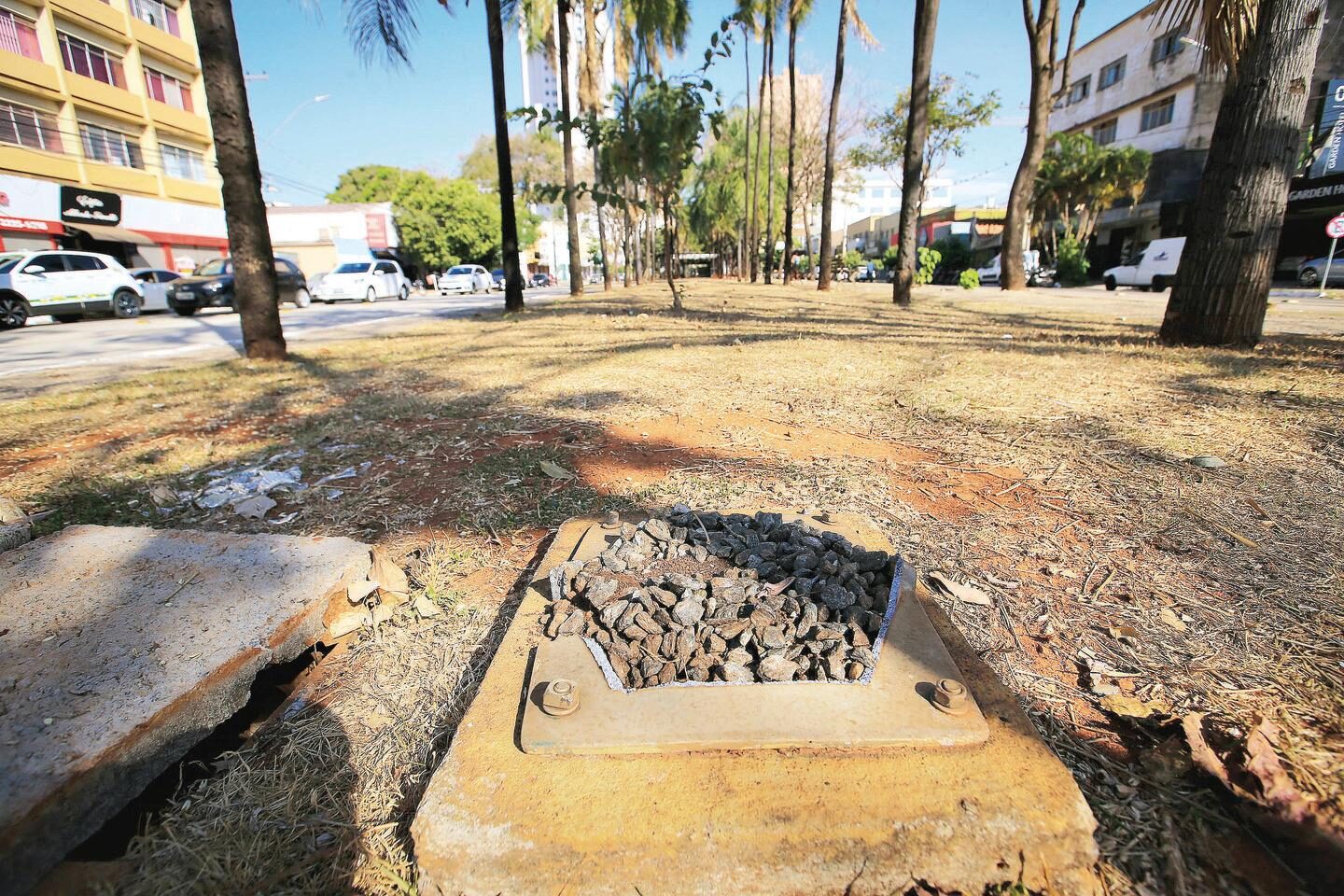 Postes art déco furtados e vandalizados no canteiro central da Avenida Goiás, em Goiânia