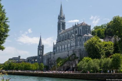 Basílica de Nossa Senhora do Rosário, no Santuário de Lourdes, na França