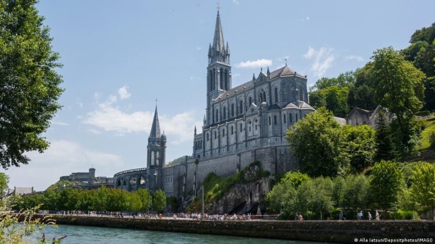 Basílica de Nossa Senhora do Rosário, no Santuário de Lourdes, na França