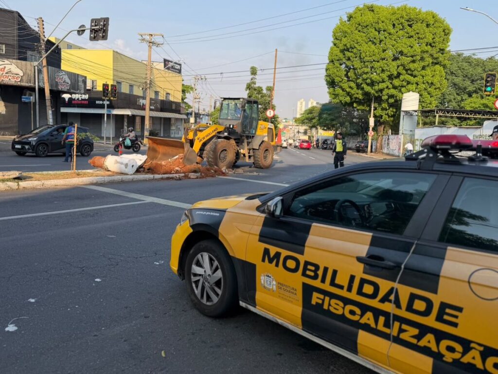 Obra de infraestrutura viária no cruzamento da Avenida T-2 em Goiânia, com trator e carro de fiscalização da Prefeitura