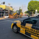 Obra de infraestrutura viária no cruzamento da Avenida T-2 em Goiânia, com trator e carro de fiscalização da Prefeitura