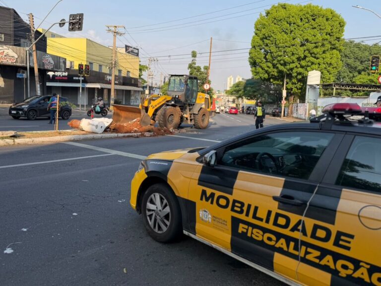Obra de infraestrutura viária no cruzamento da Avenida T-2 em Goiânia, com trator e carro de fiscalização da Prefeitura