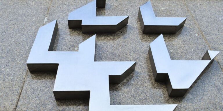 Letras metálicas do logotipo do Banco Central do Brasil fixadas em parede de granito na fachada do prédio-sede, em Brasília.