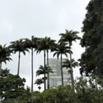 Fachada do Congresso Nacional, em Brasília, com as duas torres, as cúpulas e o gramado em primeiro plano