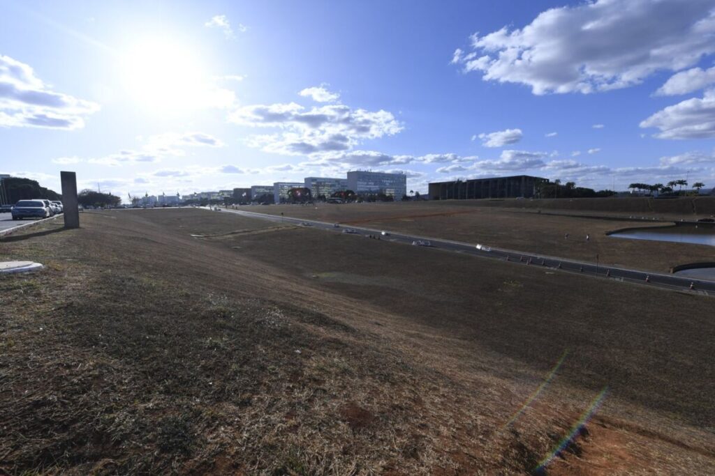 Vista aérea da Esplanada dos Ministérios, em Brasília, com os prédios alinhados ao longo do Eixo Monumental