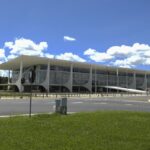 Fachada do Palácio do Planalto, em Brasília, com colunas brancas e rampa de acesso