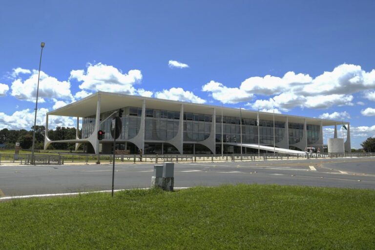 Fachada do Palácio do Planalto, em Brasília, com colunas brancas e rampa de acesso