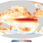 Mapa-múndi com anomalias de temperatura da superfície do mar, mostrando uma faixa vermelha intensa no Pacífico equatorial