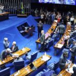 Plenário do Senado Federal durante sessão, com senadores reunidos no centro do salão