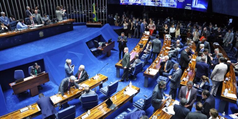 Plenário do Senado Federal durante sessão, com senadores reunidos no centro do salão