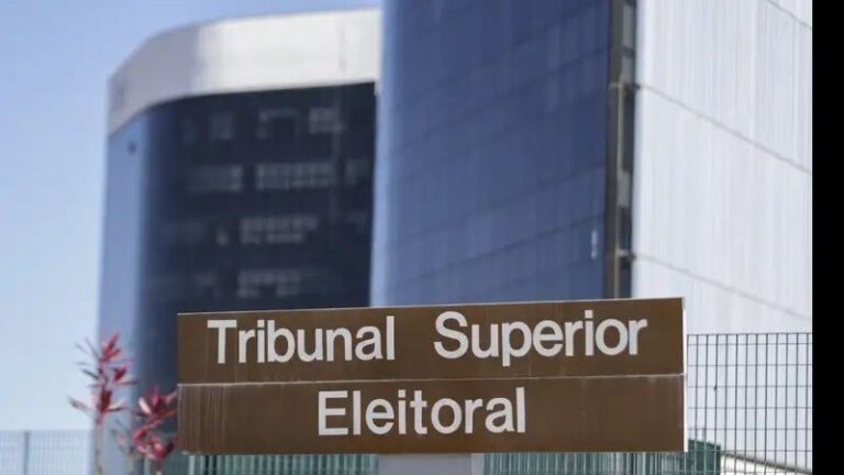 Fachada do predio do Tribunal Superior Eleitoral em Brasilia, com placa de identificacao em primeiro plano