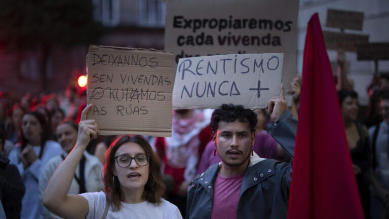 Manifestantes seguram cartazes feitos a mao contra despejos e especulacao imobiliaria durante protesto de rua na Espanha