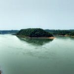 Vista panorâmica do rio Paraná, entre colinas verdes, na divisa entre Brasil e Paraguai