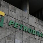 Fachada de prédio da Petrobras, com o logotipo verde e amarelo na parede de concreto