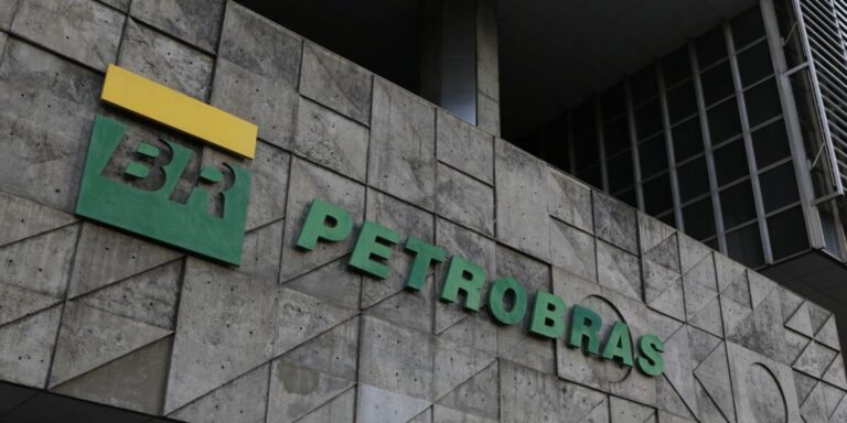 Fachada de prédio da Petrobras, com o logotipo verde e amarelo na parede de concreto