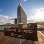Placa com o nome Tribunal Superior Eleitoral diante do edifício-sede do tribunal, em Brasília