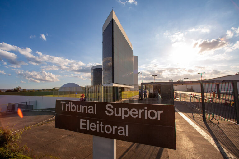 Placa com o nome Tribunal Superior Eleitoral diante do edifício-sede do tribunal, em Brasília