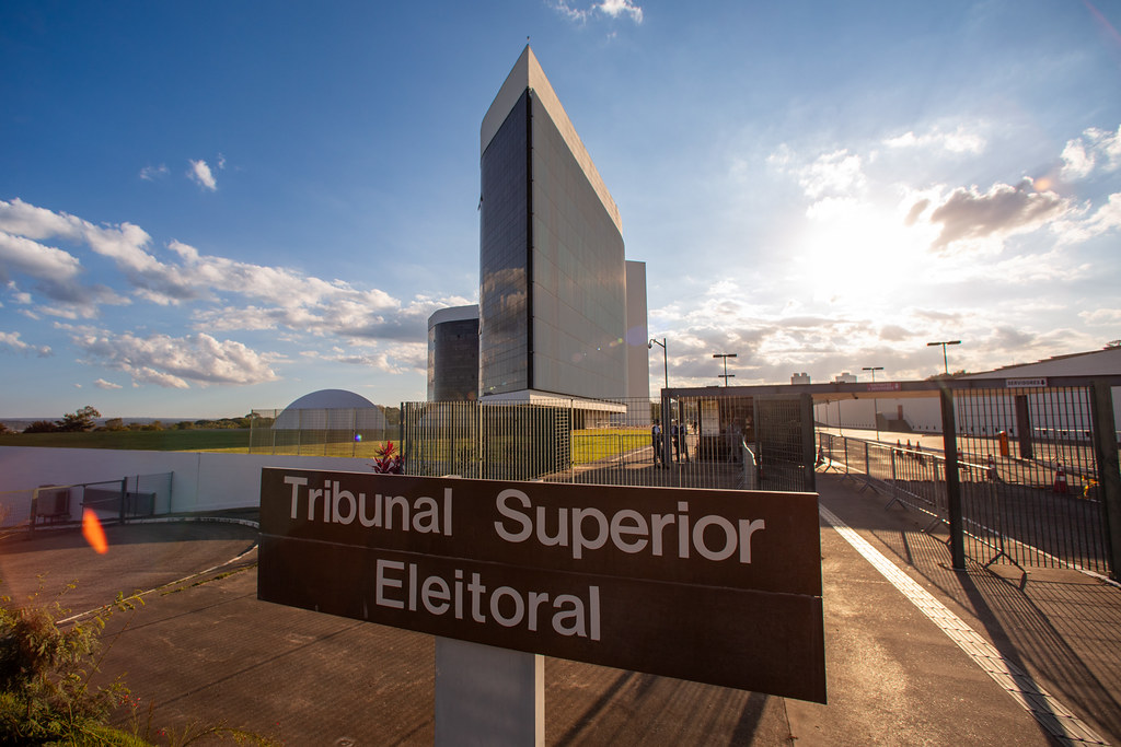 Placa com o nome Tribunal Superior Eleitoral diante do edifício-sede do tribunal, em Brasília