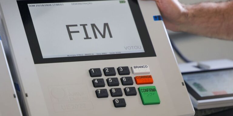 Urna eletrônica exibindo a tela com a palavra FIM, ao lado do teclado com os botões branco, corrige e confirma